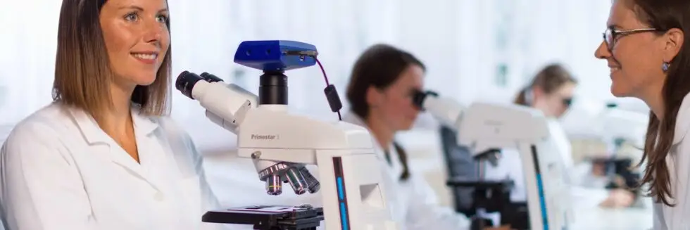 Zeiss promo star 3, Microscopio en un laboratorio, Mujeres con microscopio, Usando un microscopio, Microscopios en Guadalajara